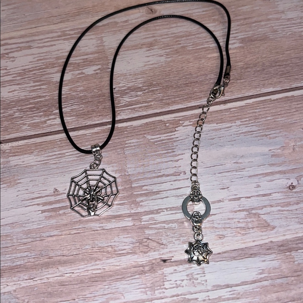 NWT Spider Web Pendant Necklace - Picture 11 of 12